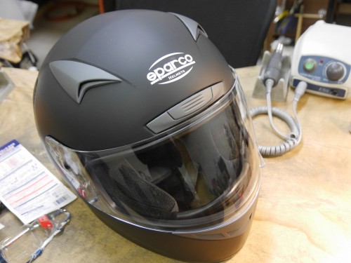 壊れたヘルメット 中は血まみれ」 バイクで転倒した人が事故当時に装着していた